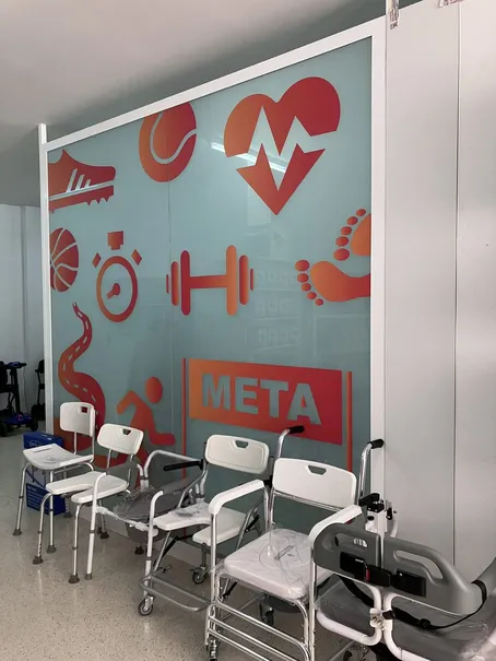 Exposición de andadores y sillas en la tienda física de El Calero, Telde