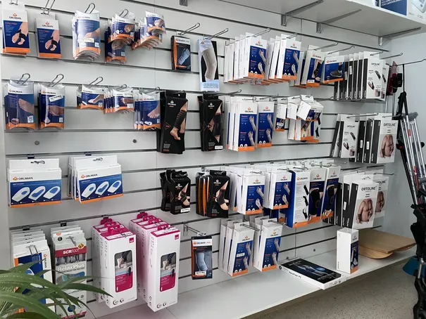 Pared de ortesis, rodilleras y tobilleras en tienda de ortopedia en Telde