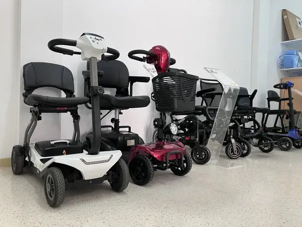 Scooters y sillas eléctricas de movilidad en tienda física, Telde